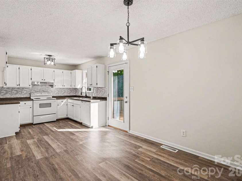 112 Ridgewood Drive, York, SC 29745.  MLS# CAR4370914, YatesRealty ID 15069. Large kitchen with eating area