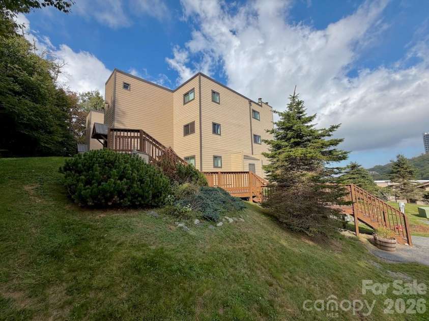 101 Sugar Ski Drive, Sugar Mountain, NC 28604.  MLS# CAR4340782, YatesRealty ID 1507. 