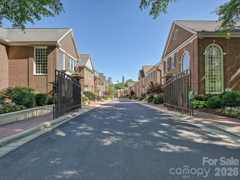 1117 Dilworth Crescent Row, Charlotte, NC 28203.  MLS# CAR4373018, YatesRealty ID 15070. 