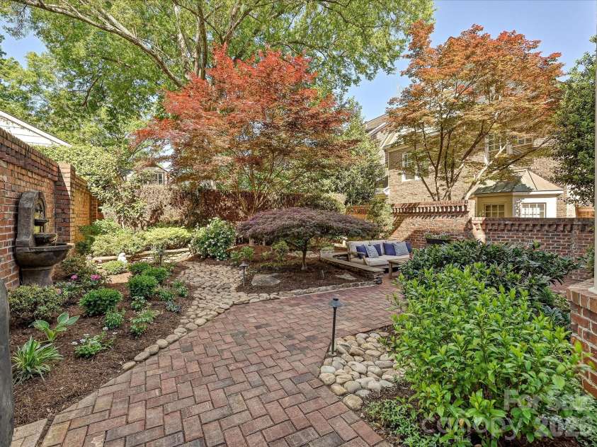 1117 Dilworth Crescent Row, Charlotte, NC 28203.  MLS# CAR4373018, YatesRealty ID 15070. 