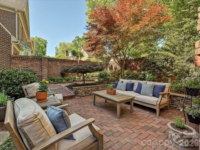 1117 Dilworth Crescent Row, Charlotte, NC 28203.  MLS# CAR4373018, YatesRealty ID 15070. 