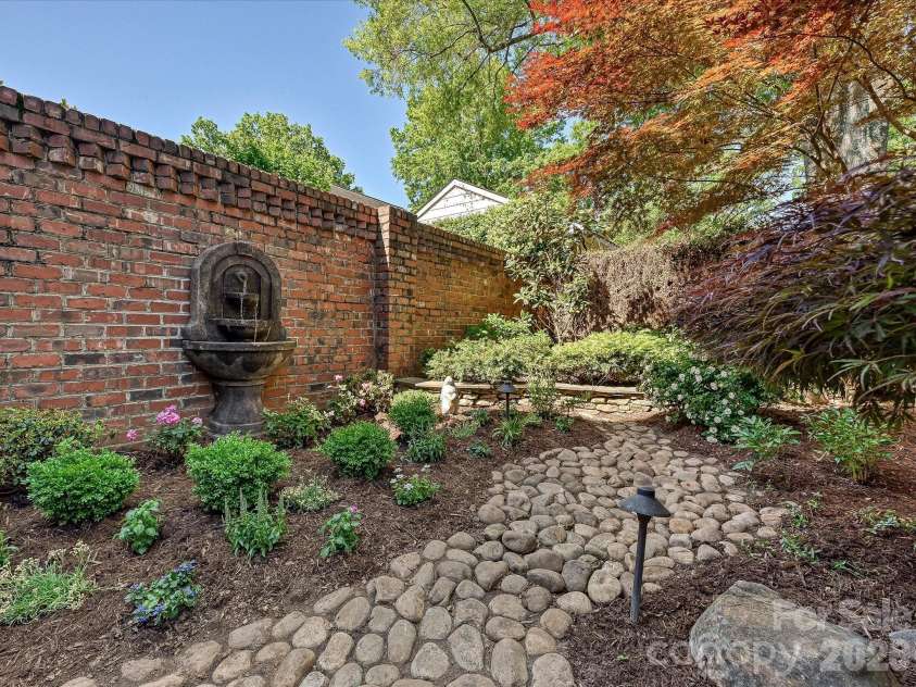 1117 Dilworth Crescent Row, Charlotte, NC 28203.  MLS# CAR4373018, YatesRealty ID 15070. 