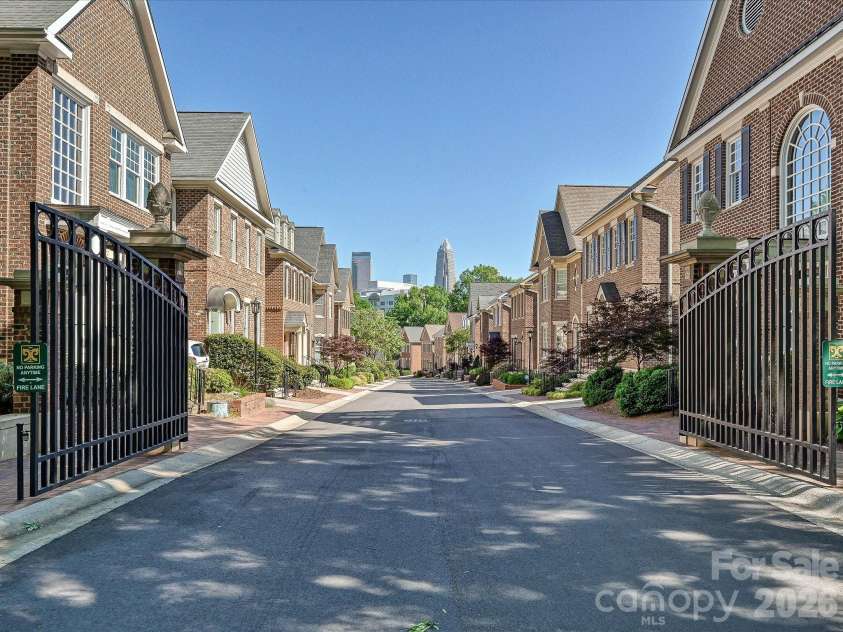 1117 Dilworth Crescent Row, Charlotte, NC 28203.  MLS# CAR4373018, YatesRealty ID 15070. 