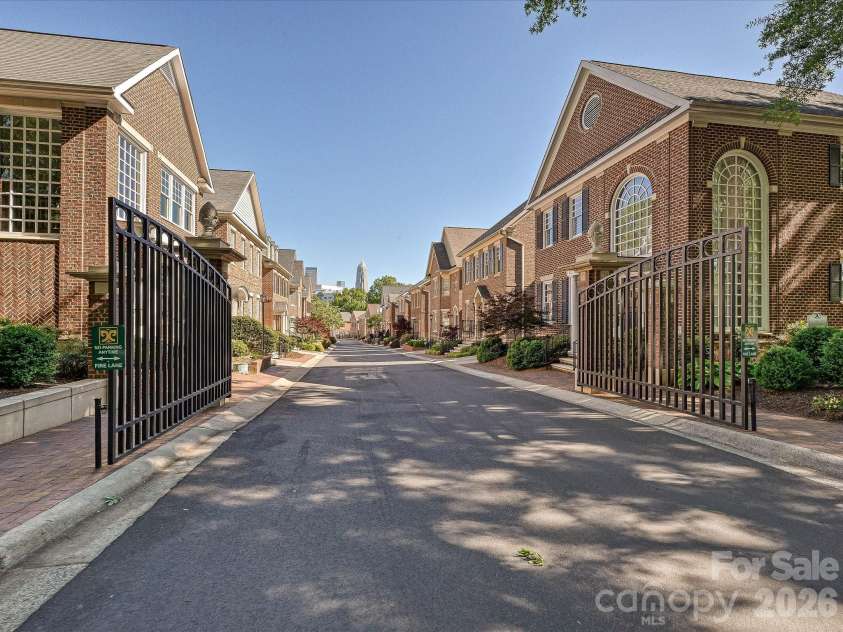 1117 Dilworth Crescent Row, Charlotte, NC 28203.  MLS# CAR4373018, YatesRealty ID 15070. 