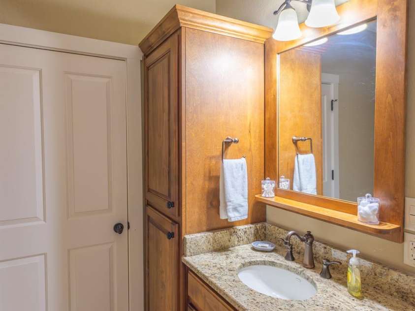 150 Saddle Notch Lane, Tuckasegee, NC 28783.  MLS# CAR4205859, YatesRealty ID 15074. Guest bath