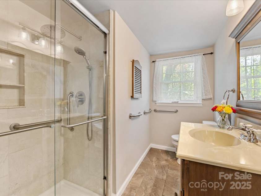 5114 Glenbrier Drive, Charlotte, NC 28212.  MLS# CAR4238590, YatesRealty ID 15076. Downstairs Full Bath