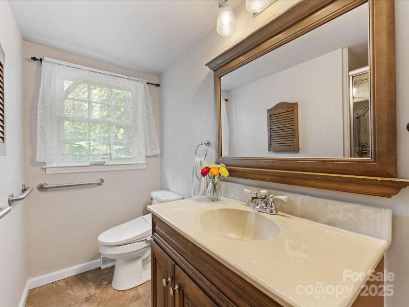 5114 Glenbrier Drive, Charlotte, NC 28212.  MLS# CAR4238590, YatesRealty ID 15076. Downstairs Full Bath