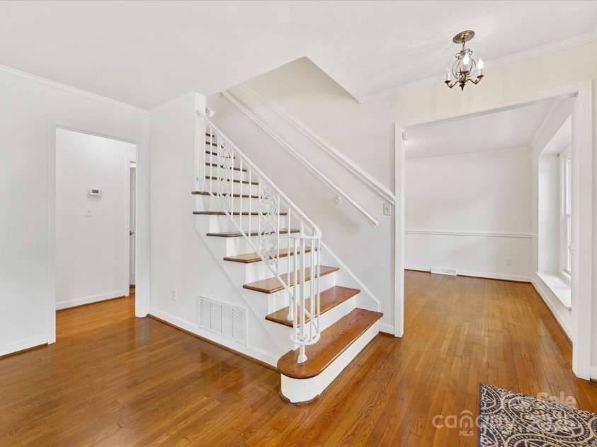 5114 Glenbrier Drive, Charlotte, NC 28212.  MLS# CAR4238590, YatesRealty ID 15076. Entryway