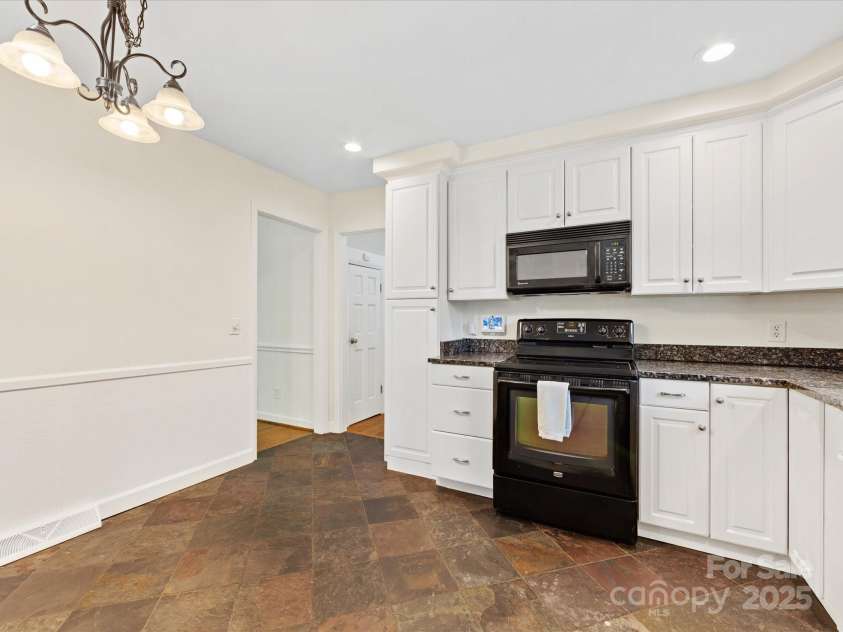 5114 Glenbrier Drive, Charlotte, NC 28212.  MLS# CAR4238590, YatesRealty ID 15076. Kitchen