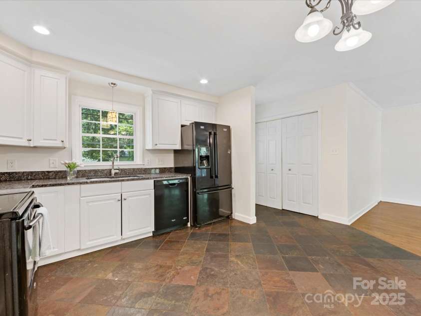 5114 Glenbrier Drive, Charlotte, NC 28212.  MLS# CAR4238590, YatesRealty ID 15076. Kitchen with granite countertops