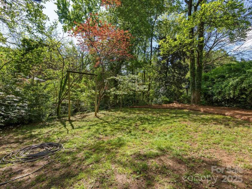 5114 Glenbrier Drive, Charlotte, NC 28212.  MLS# CAR4238590, YatesRealty ID 15076. Lovely backyard