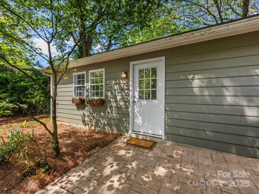 5114 Glenbrier Drive, Charlotte, NC 28212.  MLS# CAR4238590, YatesRealty ID 15076. Side entry to garage