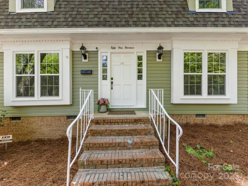 5114 Glenbrier Drive, Charlotte, NC 28212.  MLS# CAR4238590, YatesRealty ID 15076. Welcoming entrance