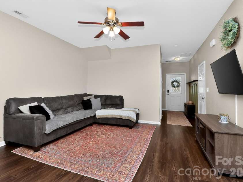 530 Doughton Lane, Charlotte, NC 28217.  MLS# CAR4358028, YatesRealty ID 15076. 