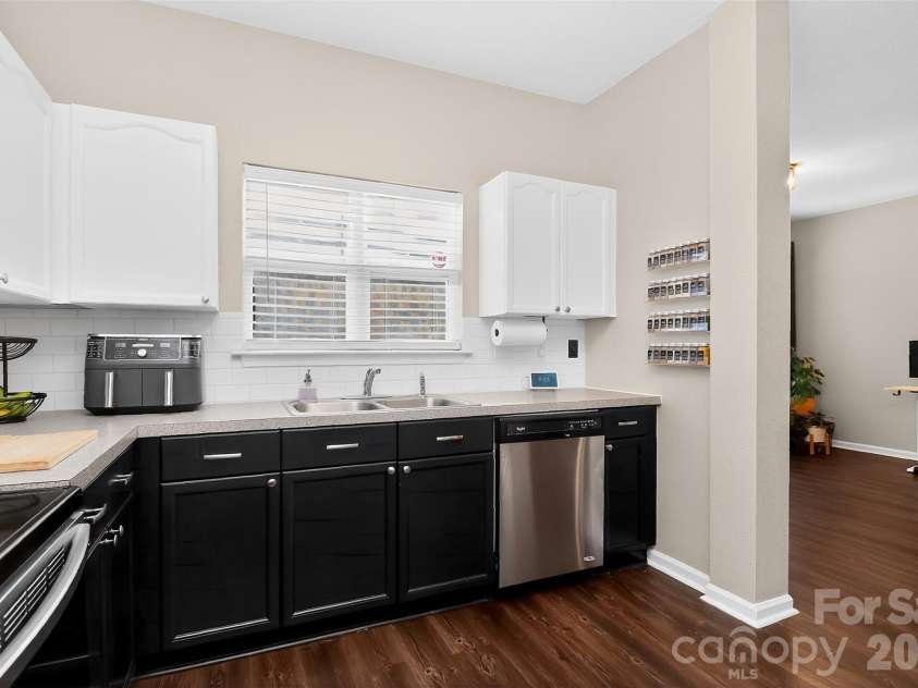 530 Doughton Lane, Charlotte, NC 28217.  MLS# CAR4358028, YatesRealty ID 15076. 