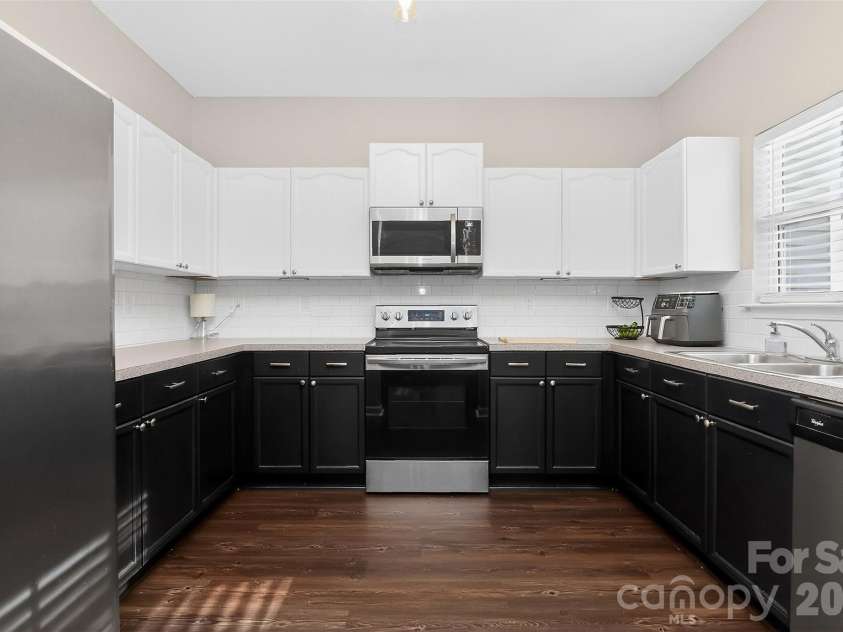 530 Doughton Lane, Charlotte, NC 28217.  MLS# CAR4358028, YatesRealty ID 15076. 