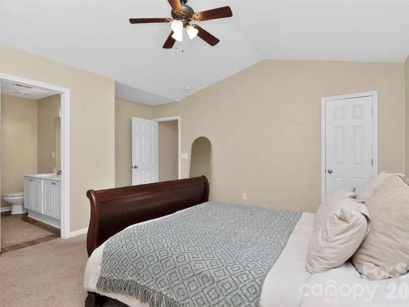 530 Doughton Lane, Charlotte, NC 28217.  MLS# CAR4358028, YatesRealty ID 15076. 
