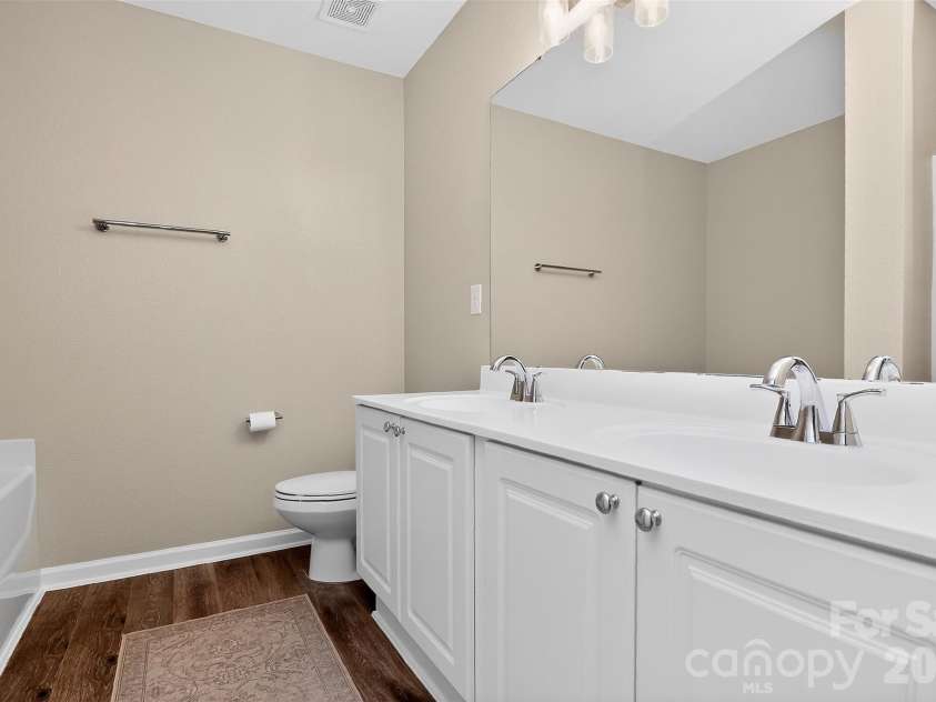 530 Doughton Lane, Charlotte, NC 28217.  MLS# CAR4358028, YatesRealty ID 15076. 