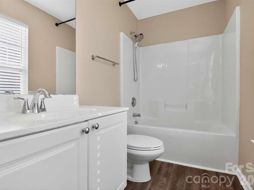 530 Doughton Lane, Charlotte, NC 28217.  MLS# CAR4358028, YatesRealty ID 15076. 