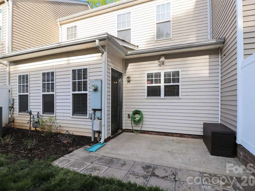 530 Doughton Lane, Charlotte, NC 28217.  MLS# CAR4358028, YatesRealty ID 15076. 