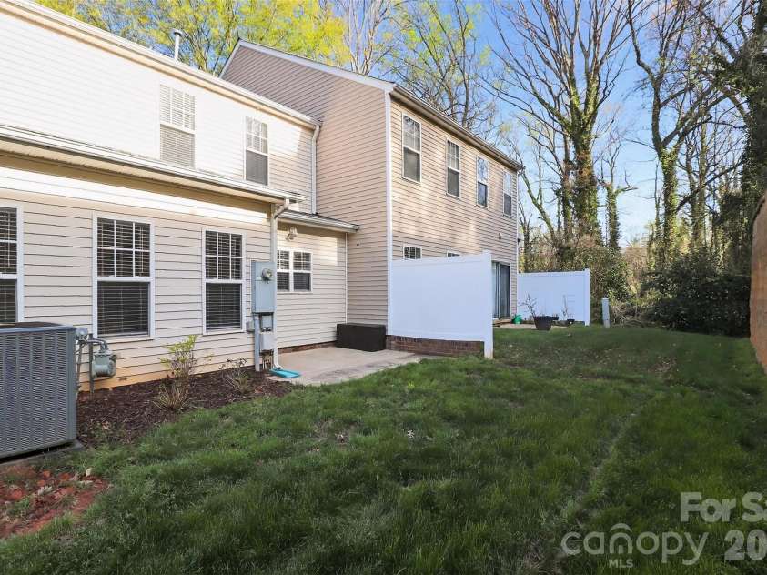 530 Doughton Lane, Charlotte, NC 28217.  MLS# CAR4358028, YatesRealty ID 15076. 