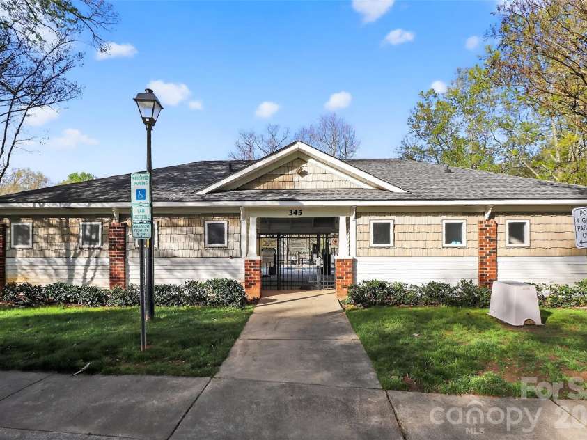 530 Doughton Lane, Charlotte, NC 28217.  MLS# CAR4358028, YatesRealty ID 15076. 