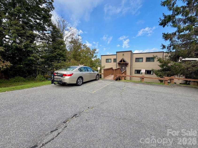 102 Sugar Ski Drive, Sugar Mountain, NC 28604.  MLS# CAR4344100, YatesRealty ID 1508. 