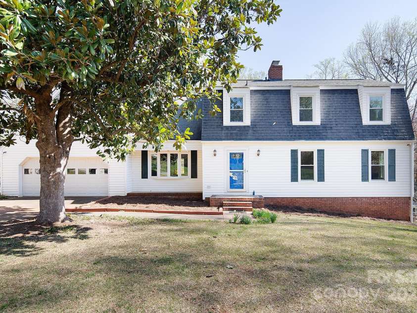 916 Rollingwood Drive, Mount Holly, NC 28120.  MLS# CAR4241352, YatesRealty ID 15080. 