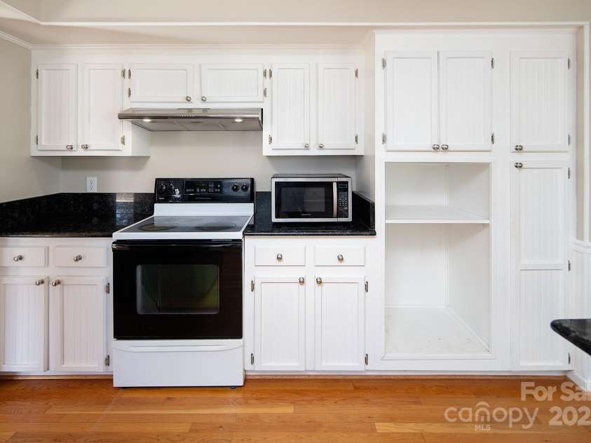 916 Rollingwood Drive, Mount Holly, NC 28120.  MLS# CAR4241352, YatesRealty ID 15080. 