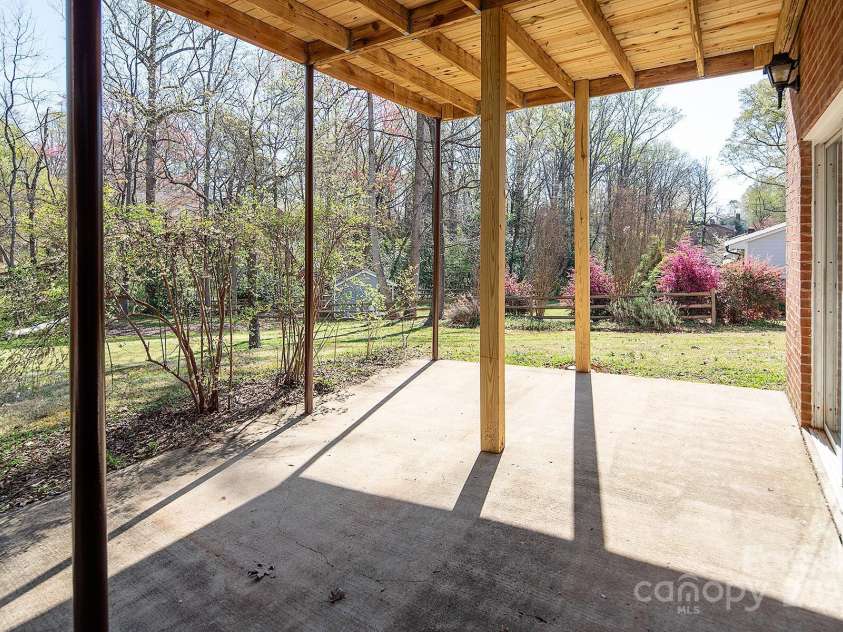 916 Rollingwood Drive, Mount Holly, NC 28120.  MLS# CAR4241352, YatesRealty ID 15080. 
