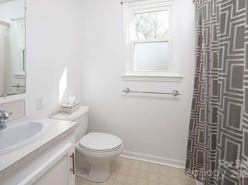 916 Rollingwood Drive, Mount Holly, NC 28120.  MLS# CAR4241352, YatesRealty ID 15080. Second sink inside Bath 2, Tub/shower combo