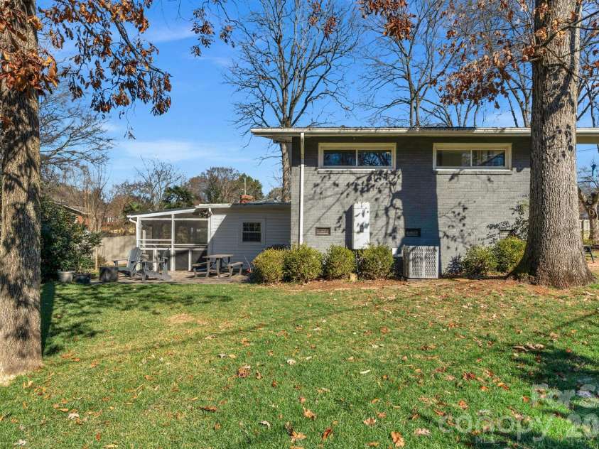 6038 Netherwood Drive, Charlotte, NC 28210.  MLS# CAR4338268, YatesRealty ID 15081. 