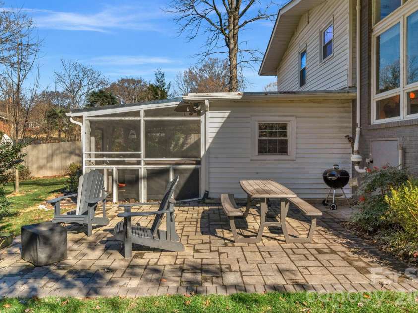 6038 Netherwood Drive, Charlotte, NC 28210.  MLS# CAR4338268, YatesRealty ID 15081. 