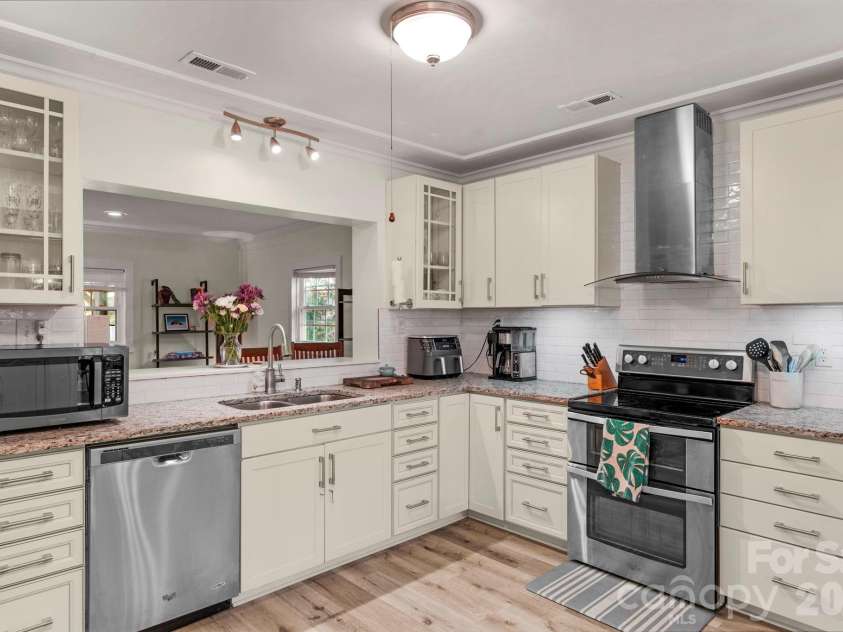 6038 Netherwood Drive, Charlotte, NC 28210.  MLS# CAR4338268, YatesRealty ID 15081. 
