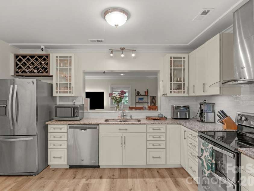 6038 Netherwood Drive, Charlotte, NC 28210.  MLS# CAR4338268, YatesRealty ID 15081. 
