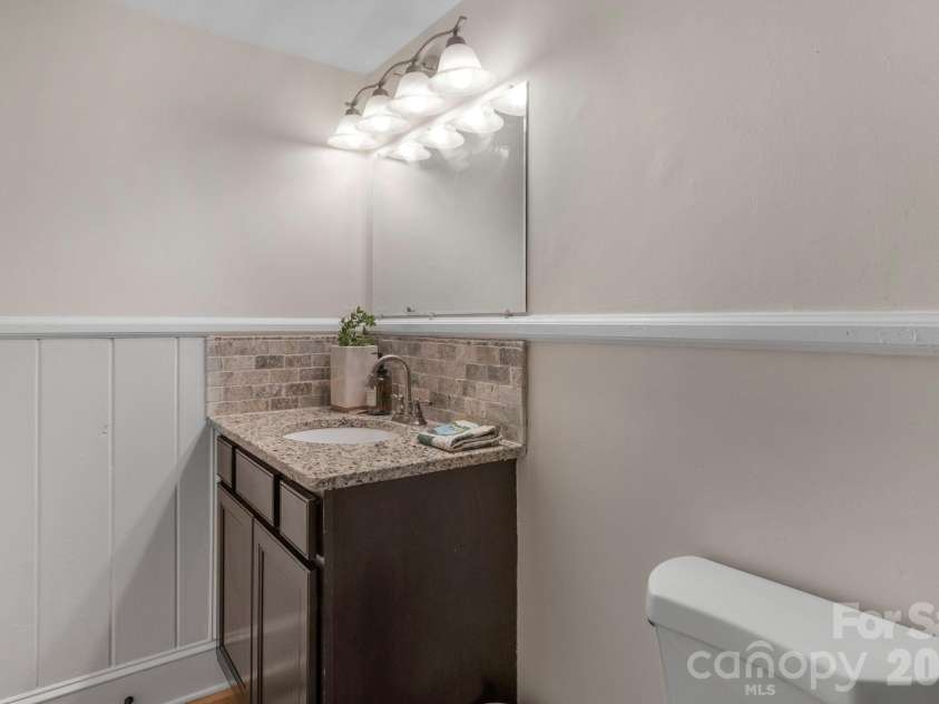 6038 Netherwood Drive, Charlotte, NC 28210.  MLS# CAR4338268, YatesRealty ID 15081. 