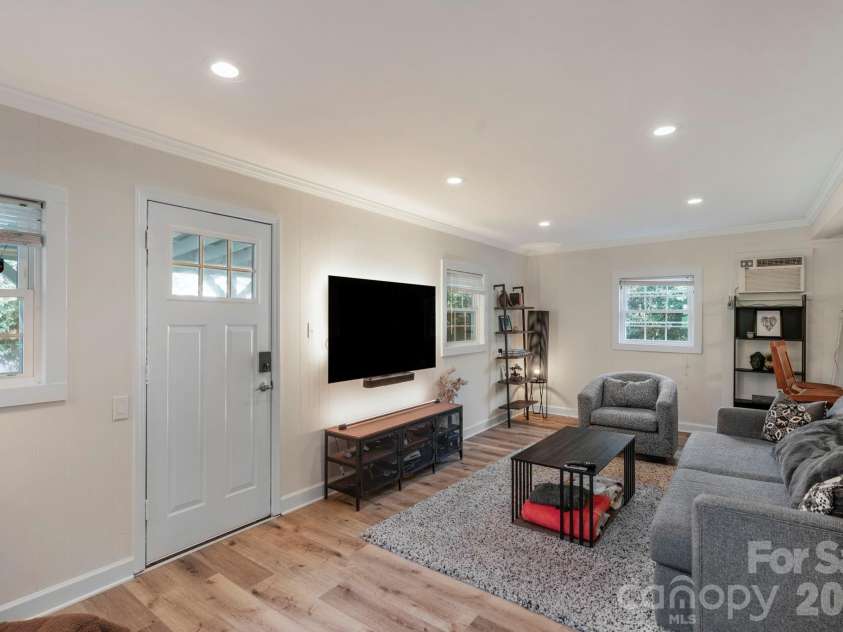 6038 Netherwood Drive, Charlotte, NC 28210.  MLS# CAR4338268, YatesRealty ID 15081. 
