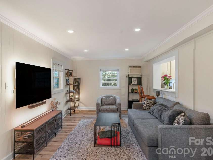 6038 Netherwood Drive, Charlotte, NC 28210.  MLS# CAR4338268, YatesRealty ID 15081. 