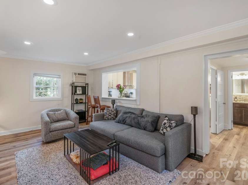 6038 Netherwood Drive, Charlotte, NC 28210.  MLS# CAR4338268, YatesRealty ID 15081. 