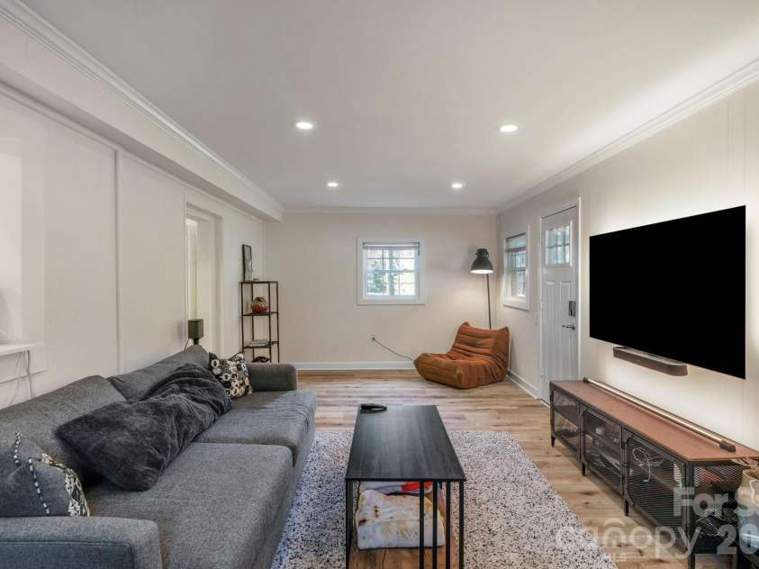 6038 Netherwood Drive, Charlotte, NC 28210.  MLS# CAR4338268, YatesRealty ID 15081. 