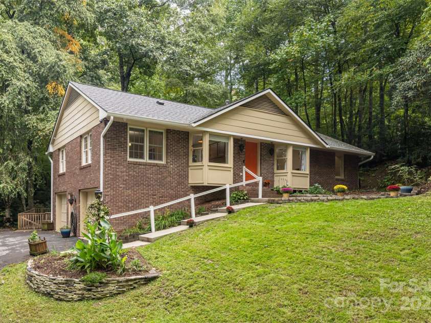 520 Oakwilde Drive, Hendersonville, NC 28791.  MLS# CAR4180831, YatesRealty ID 15083. 