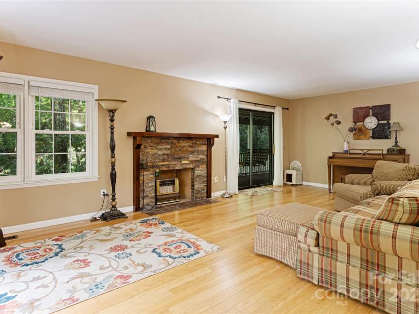 520 Oakwilde Drive, Hendersonville, NC 28791.  MLS# CAR4180831, YatesRealty ID 15083. 