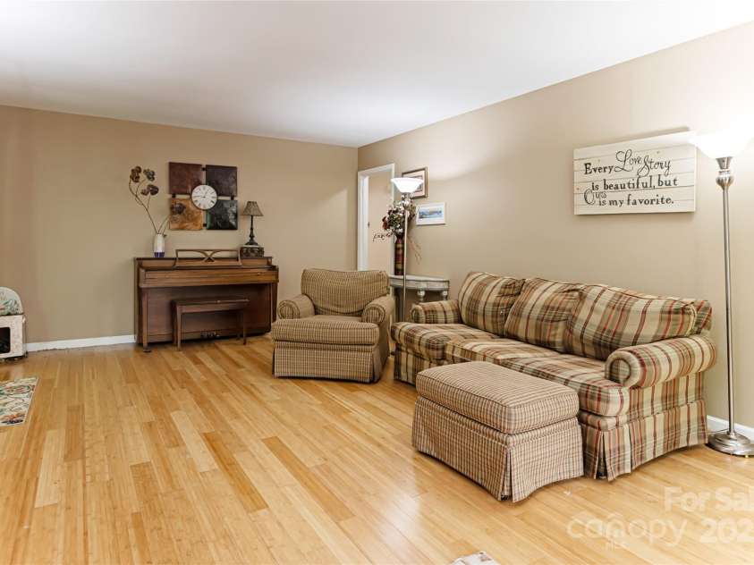 520 Oakwilde Drive, Hendersonville, NC 28791.  MLS# CAR4180831, YatesRealty ID 15083. 