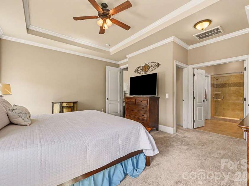15523 Lake Ridge Road, Charlotte, NC 28278.  MLS# CAR4356499, YatesRealty ID 15084. 