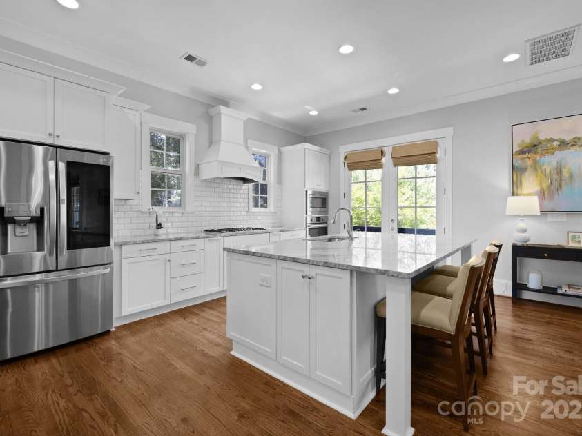 2925 Westfield Road, Charlotte, NC 28209.  MLS# CAR4254806, YatesRealty ID 15084. Bright Kitchen
