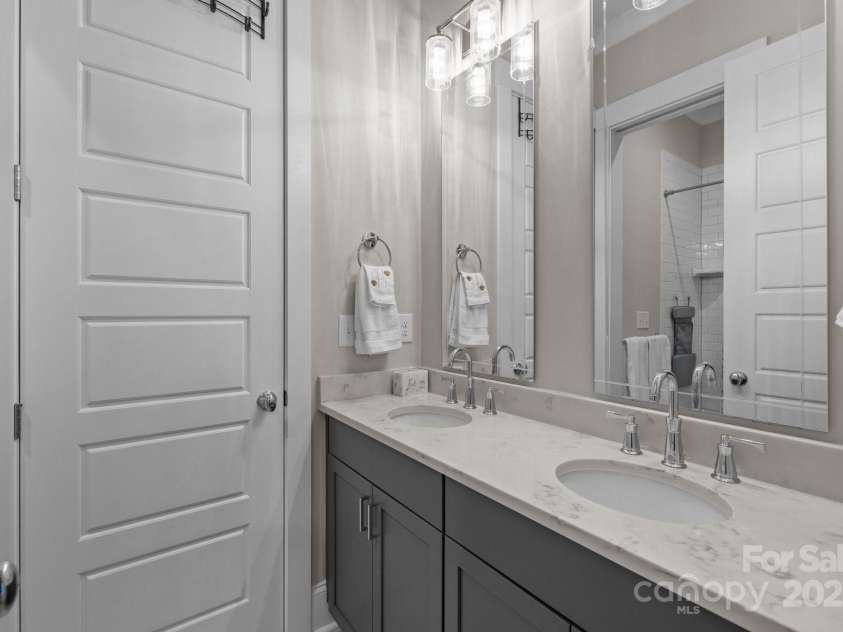 2925 Westfield Road, Charlotte, NC 28209.  MLS# CAR4254806, YatesRealty ID 15084. Second full BA connecting the 2 secondary BRs