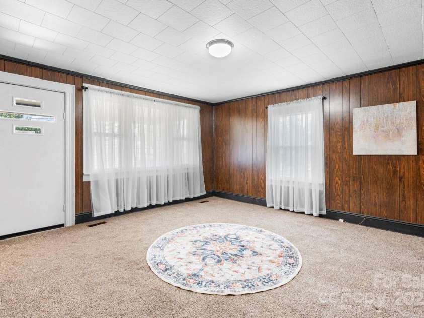 71 14th Street, Hickory, NC 28602.  MLS# CAR4285103, YatesRealty ID 15085. 