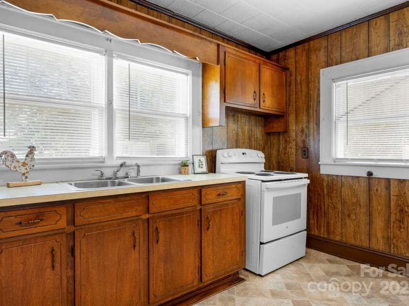 71 14th Street, Hickory, NC 28602.  MLS# CAR4285103, YatesRealty ID 15085. 