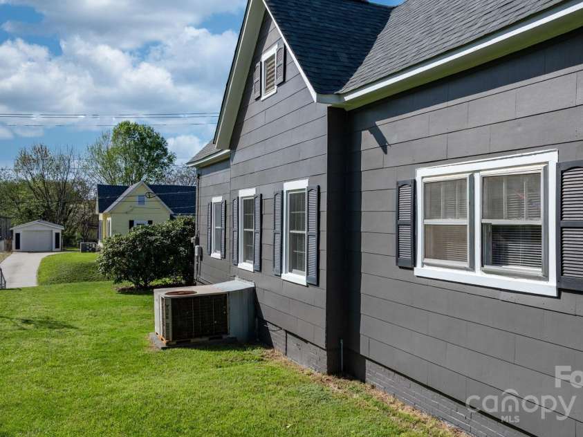 71 14th Street, Hickory, NC 28602.  MLS# CAR4285103, YatesRealty ID 15085. 