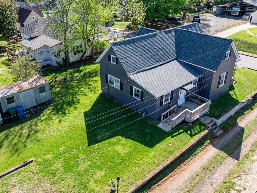 71 14th Street, Hickory, NC 28602.  MLS# CAR4285103, YatesRealty ID 15085. 